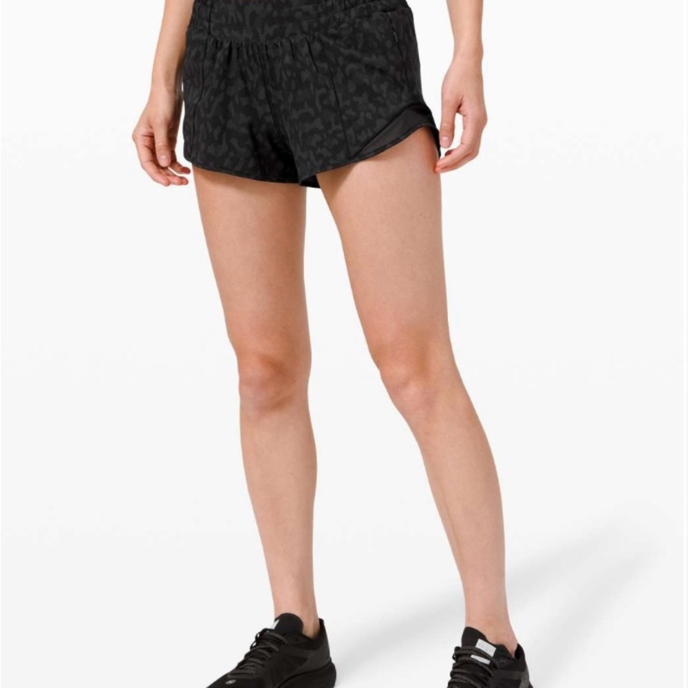Women’s Lululemon Hotty hot shorts 2.5”